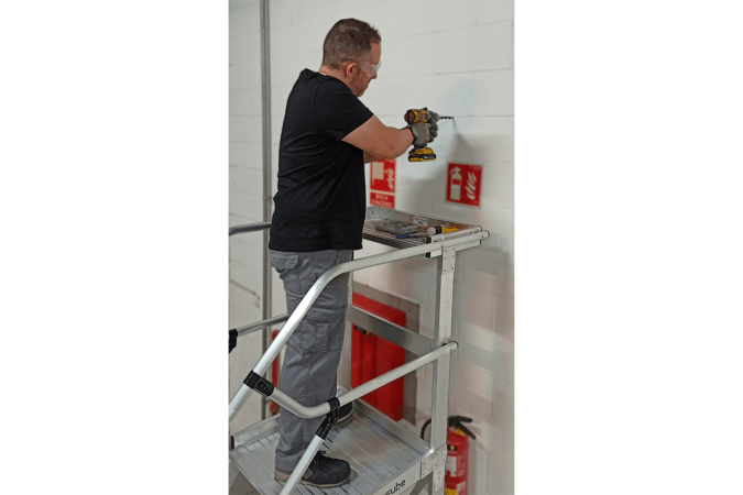 PE22134_escalera_movil_bandeja_herramientas